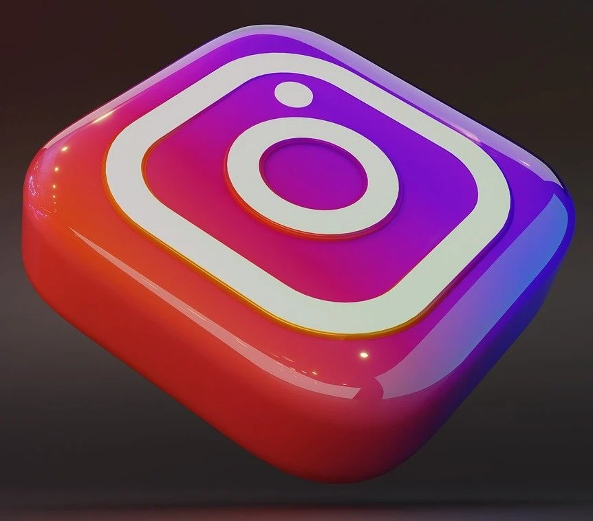 Is Your Feed Fooling You? The Scientific Reason Instagram Can't Teach You What a Book Can